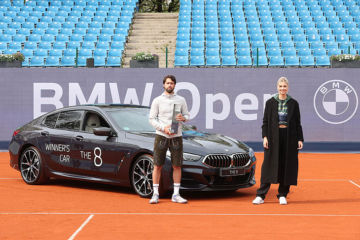 BMW Open 2021 Gewinner Nikoloz Basilashvili , BMW M Botschafterin Lena Gercke  (Photo by Alexander Hassenstein/Getty Images)